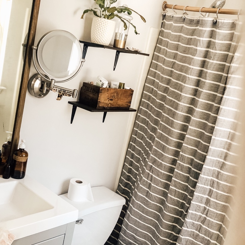 Shower curtain striped grey and white